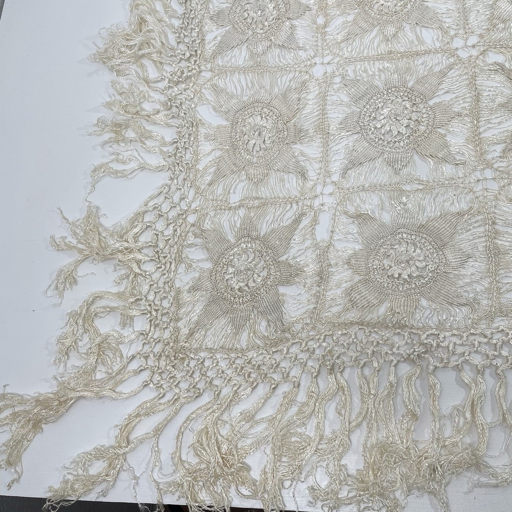 Vintage Cream Lace Crochet Coverlet Shawl Wrap Square Floral Fringe Delicate - Picture 4 of 16